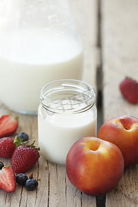 水果和牛奶摄影照片_水果和牛奶