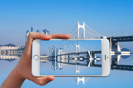 广安大桥和海云台手持智能手机拍照