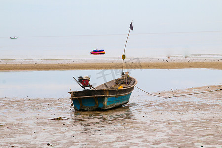 云鱼摄影照片_泰国渔船用作在海中寻找鱼的交通工具