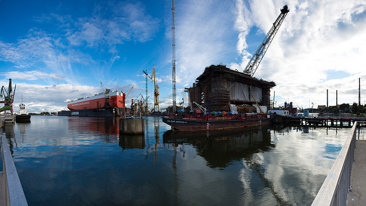 在格达建设中的格但斯克造船厂的对接石油钻井平台