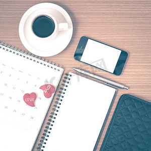 vi钱包摄影照片_办公桌：咖啡和电话、钱包、日历、心形、记事本 vi