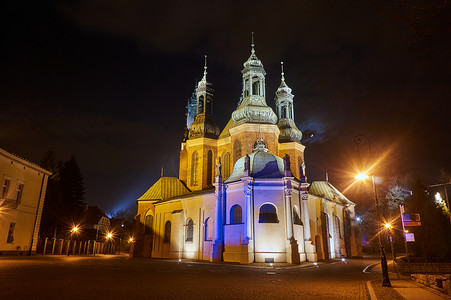 灯笼月亮摄影照片_晚上的大教堂教堂