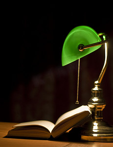 电绿色台灯和被打开的书