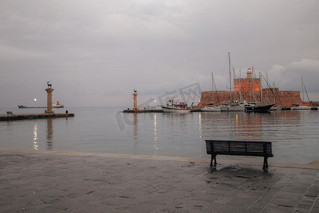 点巨人摄影照片_Rodos 岛上的旧港口
