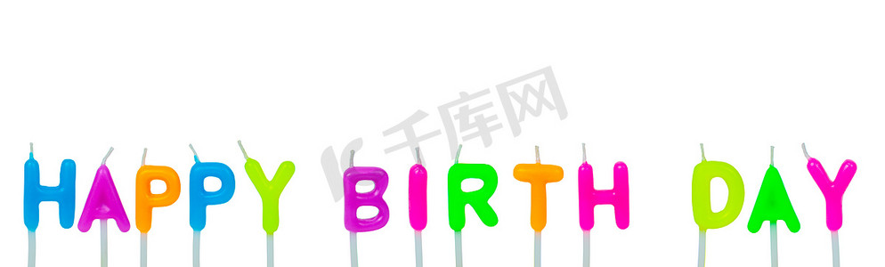 生日快乐摄影照片_白色背景上的彩色生日快乐蜡烛