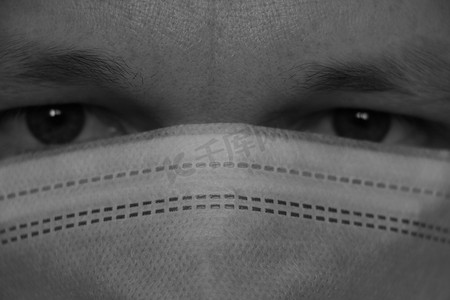 这名男子有医用防护面具，可以抗感染，可以抵御冠状病毒。