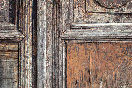 旧木门上的油漆脱落，是您的概念或项目的完美背景