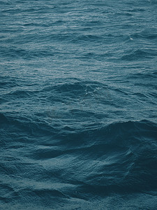 深蓝绿色的水面与波浪在无尽的深海中间。