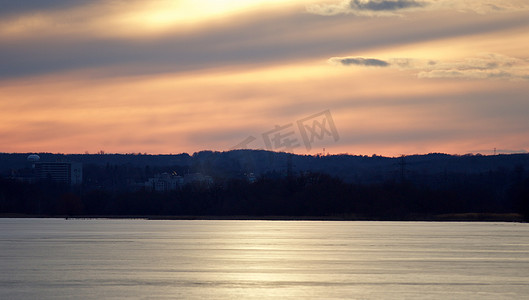 冰湖上摄影照片_背景是冰湖上美丽的夕阳