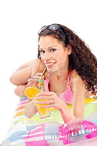 喝果汁的女孩摄影照片_女孩在气垫上喝果汁