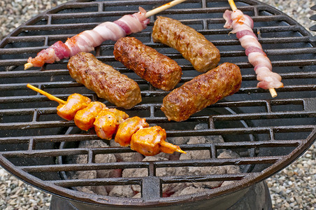 烤肉配 cevapi、肉串和火腿