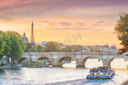 巴黎摄影照片_巴黎地平线日落视图与艾菲尔铁塔