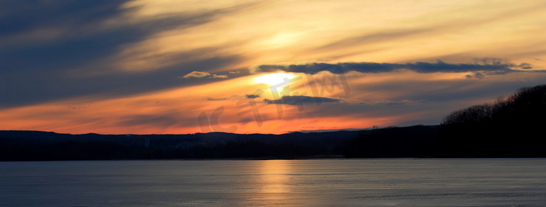 令人惊叹的夕阳在湖上的美丽画面