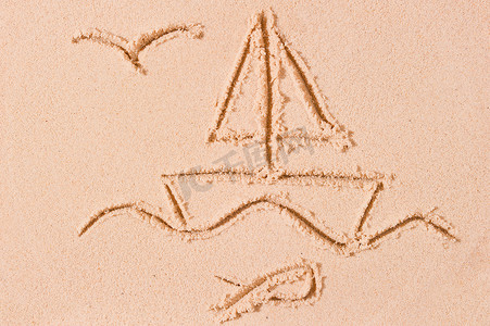 海上的船和画在沙滩上的海鸥