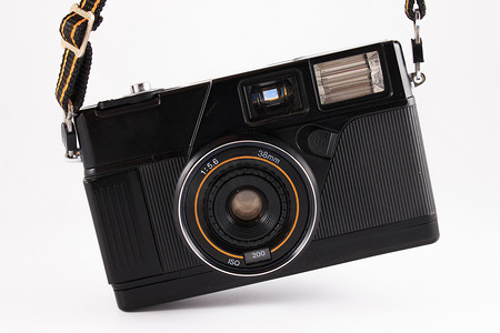 旧相机，过去流行的老式相机胶卷隔离在白色背景上。