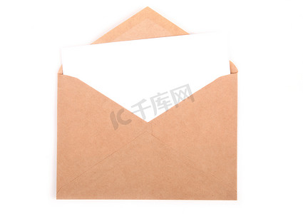 信封面摄影照片_带有一封信的信封，在白色背景上被隔离，并带有剪裁