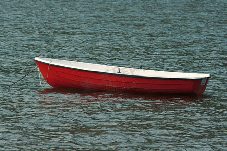 红色船锚摄影照片_划艇