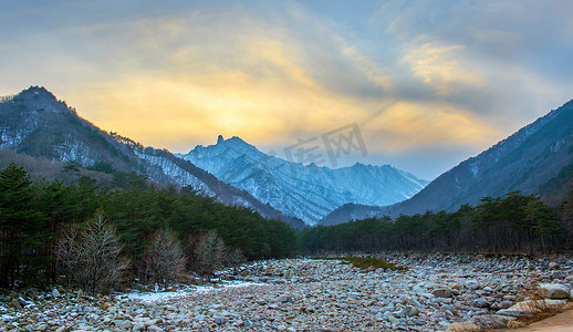 秋名山车神摄影照片_冬天的雪岳山，韩国名山