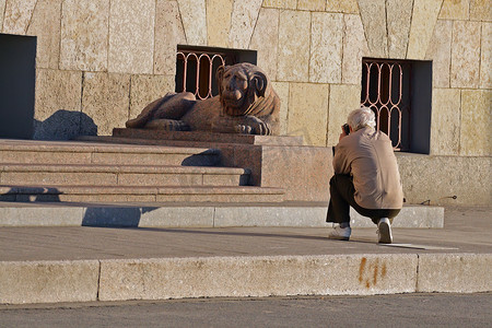 徒步旅行者拍照花岗岩雕塑狮子