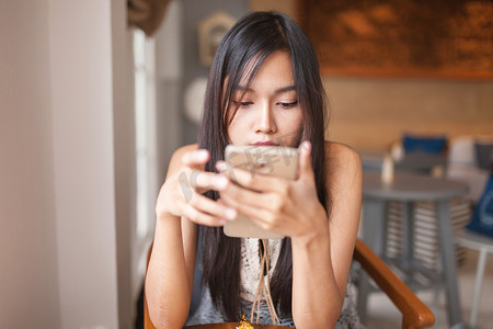 使用智能手机进行在线聊天或购物的女性