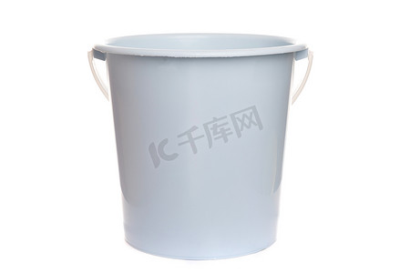 塑料桶摄影照片_孤立背景上塑料白色手柄中的空白色圆桶