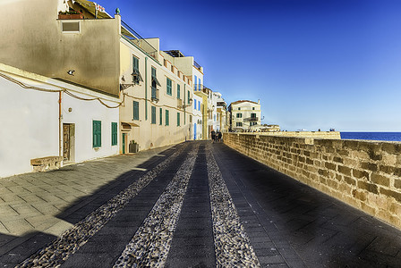 走在意大利撒丁岛阿尔盖罗的历史城墙上