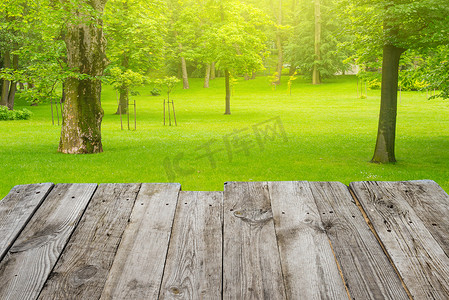 从木桌到绿色散景背景的视图
