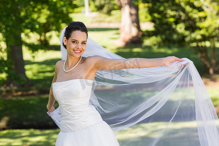 婚纱项链摄影照片_一个微笑的美丽的新娘的画象在公园