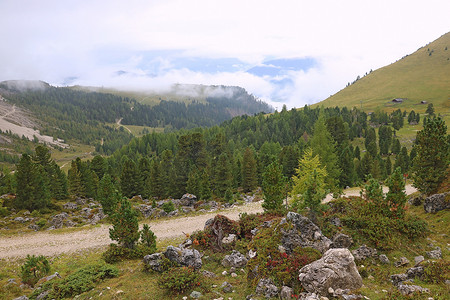 五颜六色的抽象秋天风景与峰顶和云彩，在一个有雾的早晨，多洛米蒂山脉，意大利。