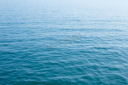 海面蓝色背景摄影照片_与波浪的蓝色海面