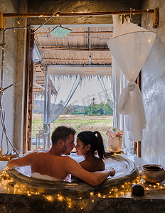 泰国北部民宿浴缸里的男女情侣