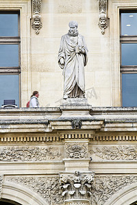 法国巴黎卢浮宫摄影照片_位于法国巴黎卢浮宫博物馆的美丽雕像