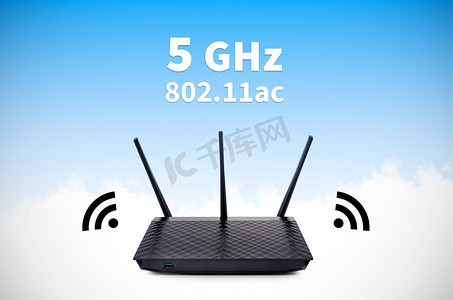 局域网摄影照片_具有 5GHz 和 802.11ac 高速 s 的现代无线 wi-fi 路由器