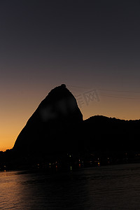 白糖面包摄影照片_日出在里约热内卢，甜面包山