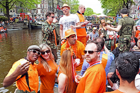 阿姆斯特丹 — 4 月 26 日：阿姆斯特丹运河上满是船只和人