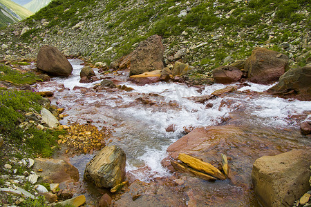 山河、水和红色岩石