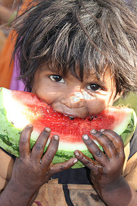 吃女孩西瓜摄影照片_饥饿的贫困