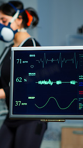 监控人员摄影照片_显示器显示运动员在交叉训练器上跑步时的 EKG 扫描