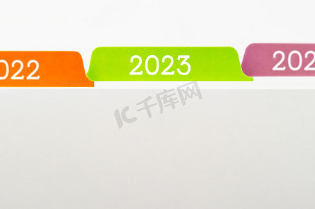 带有选择性焦点的文件夹标签为 2023 的选项卡。