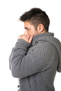 年轻人穿着毛衣用手捂住嘴的侧写