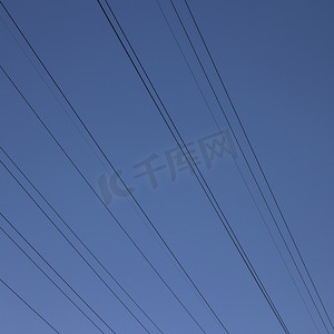 黑色正方形摄影照片_蓝天中的黑色电线