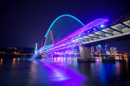 韩国世博桥彩虹喷泉表演。