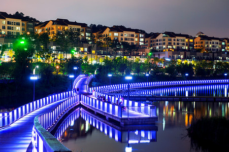 五颜六色的桥梁和都市风景在晚上在韩国。