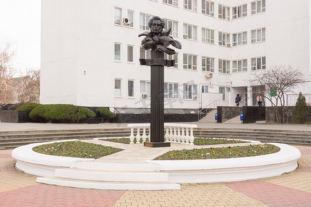 俄罗斯阿纳帕 — 2016 年 3 月 9 日：亚历山大·普希金纪念碑于 1999 年在阿纳帕的“DiLuch”疗养院纪念他诞辰 200 周年