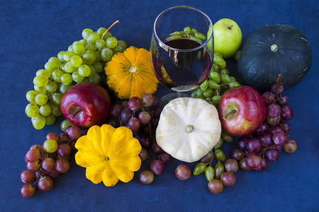全红酒杯和秋秋收获、南瓜、苹果和葡萄