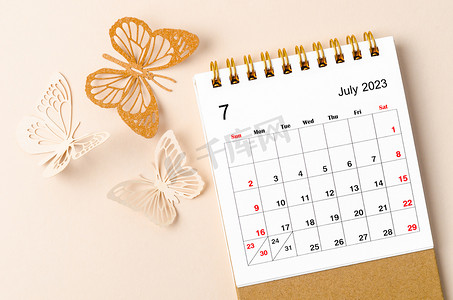 2023 年 7 月的台历，供组织者在黄色背景上进行计划和提醒以及蝴蝶结。