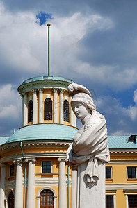 古典雕像和老建筑