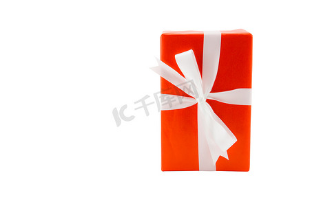 红色礼品盒白色丝带隔离在白色背景上，使用佛