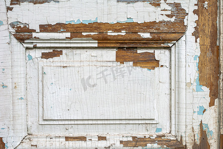 旧木门上的油漆脱落，是您的概念或项目的完美背景