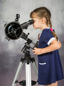 调查望远镜目镜的女孩业余天文学家